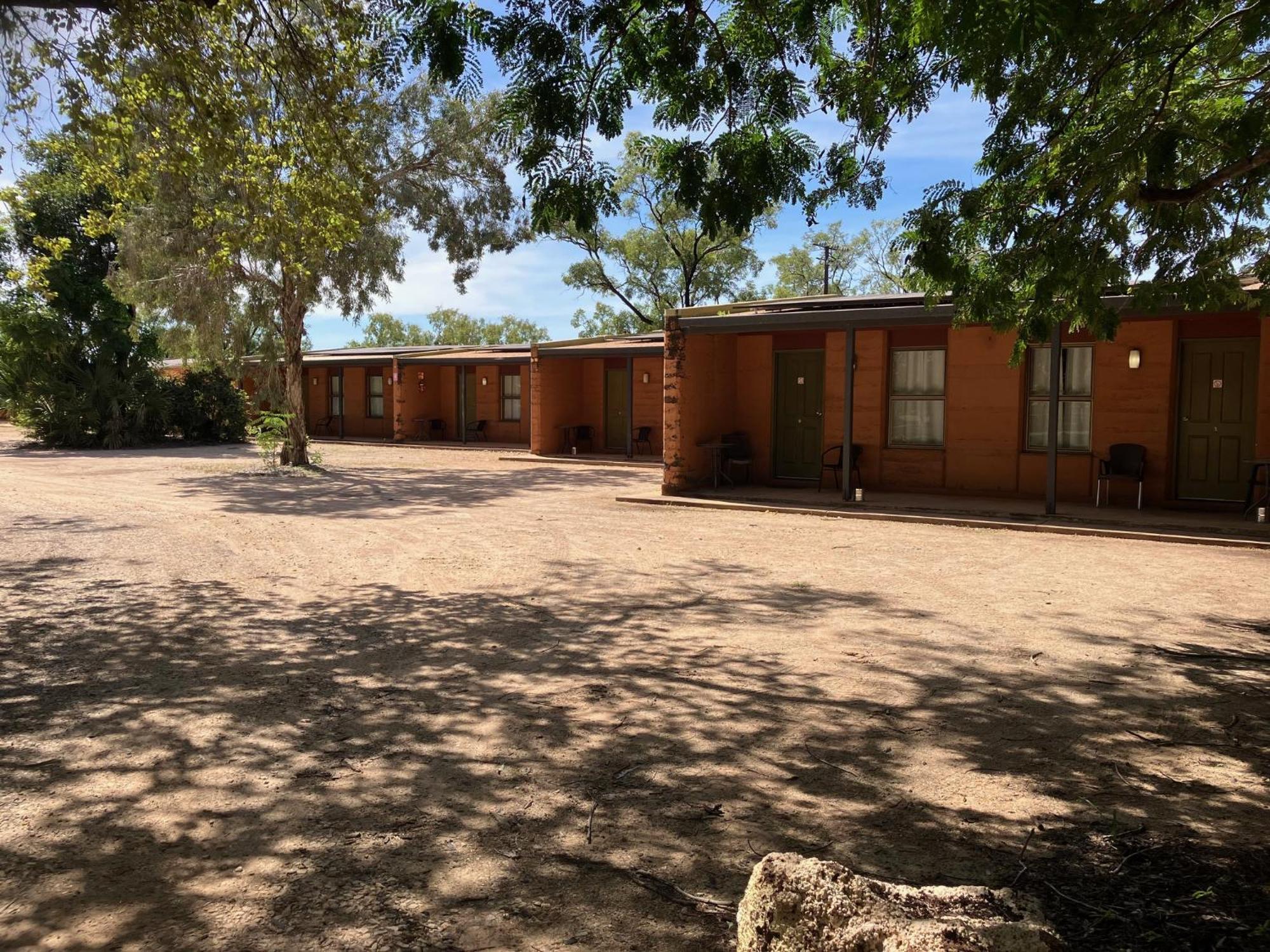 Territory Manor Motel & Caravan Park Mataranka Exterior foto